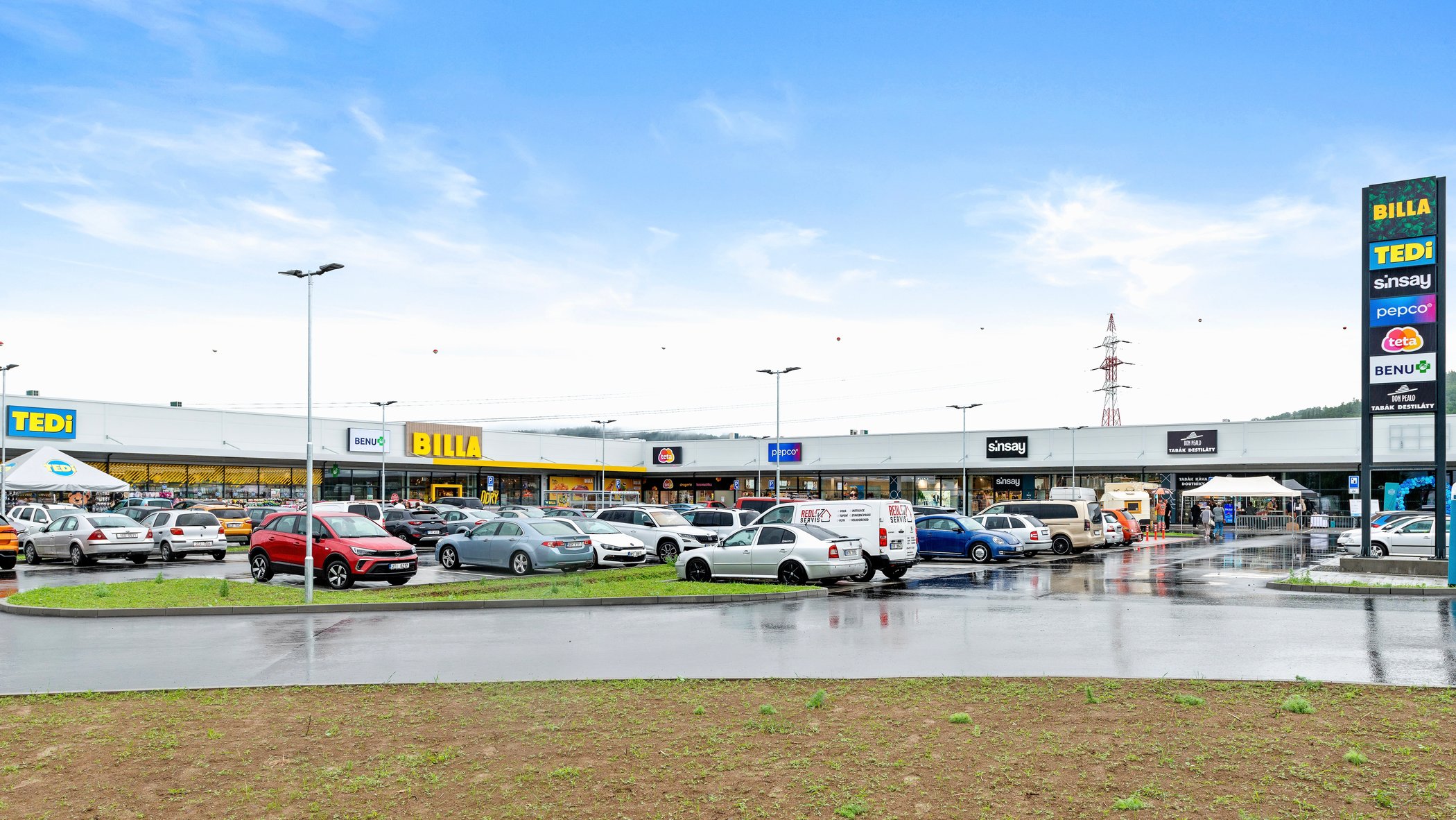Retail park Odry, řada jednotek s parkovištěm před vstupy